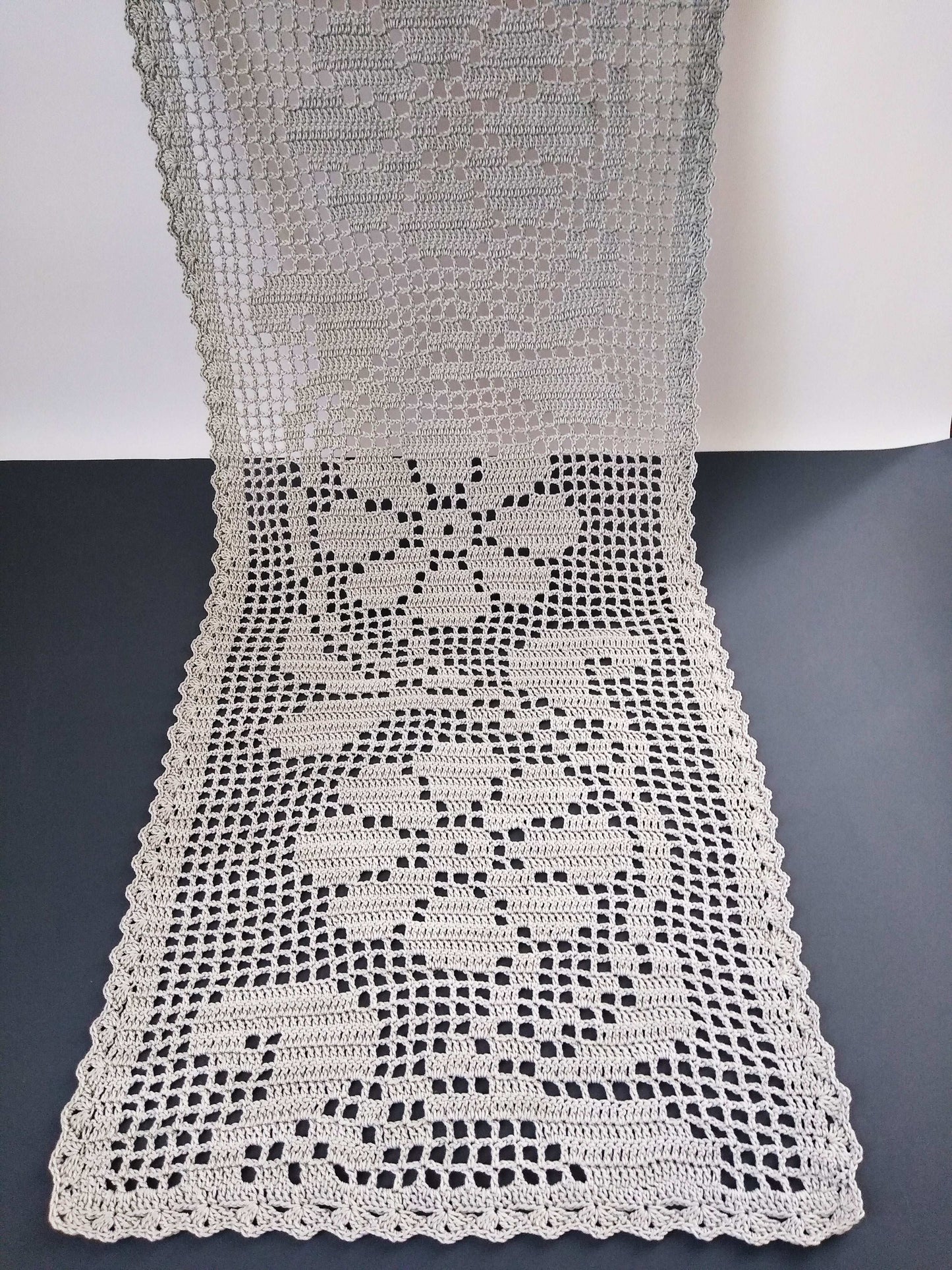┬─┬ N°116 Crochet Runner
