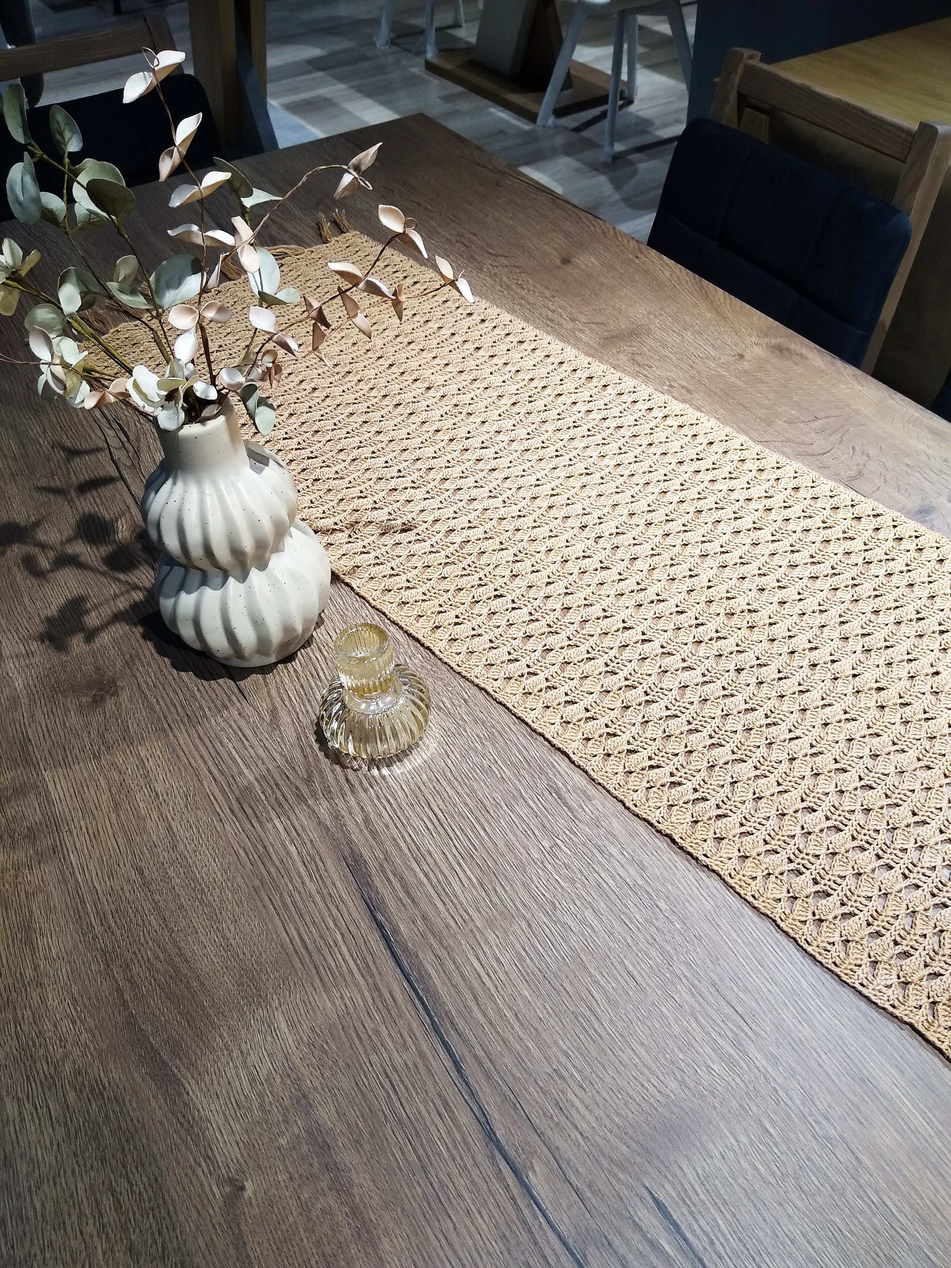 ┬─┬ N°17 Crochet Runner