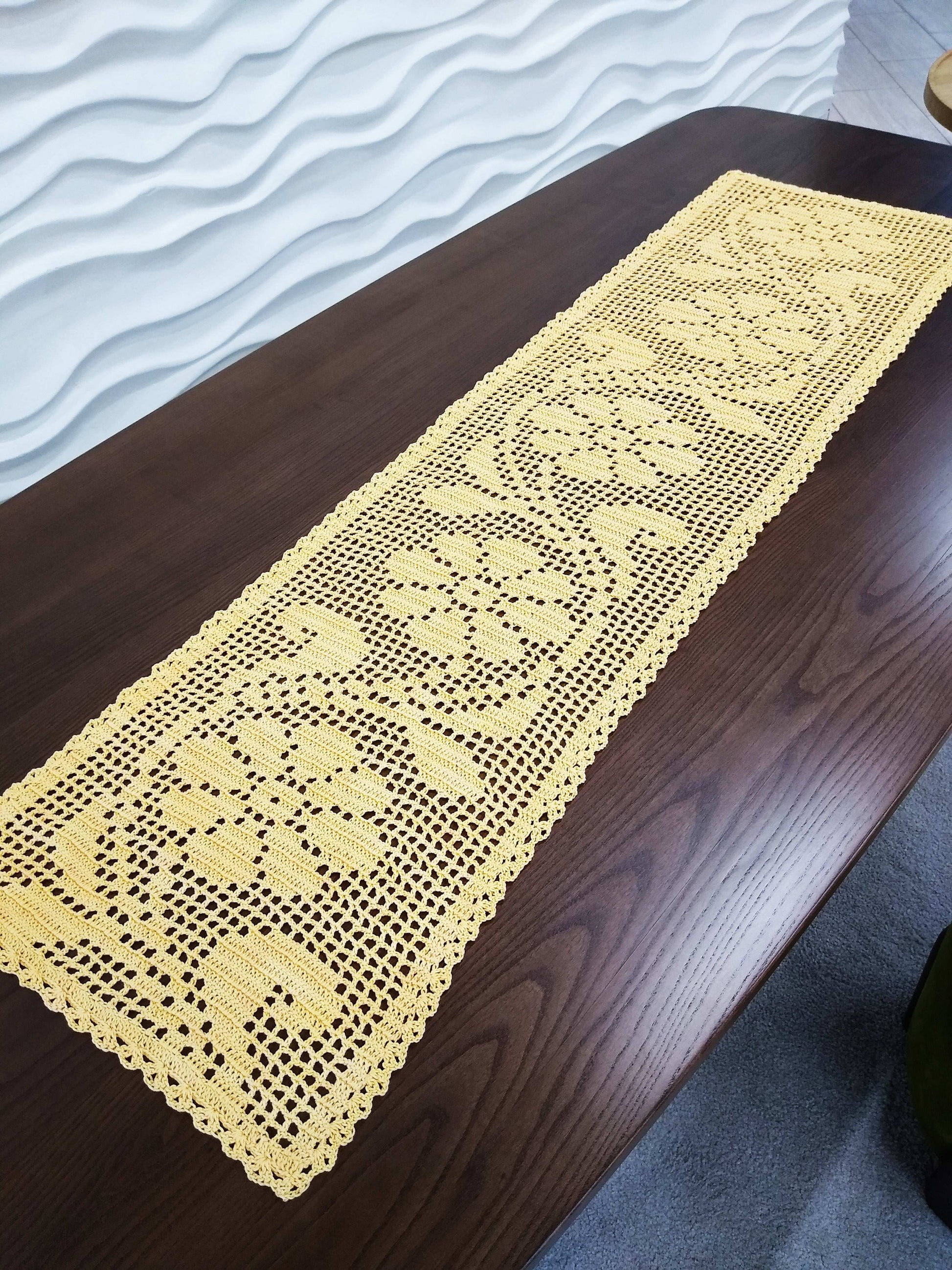 ┬─┬ N°116 Crochet Runner