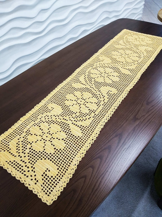┬─┬ N°116 Crochet Runner