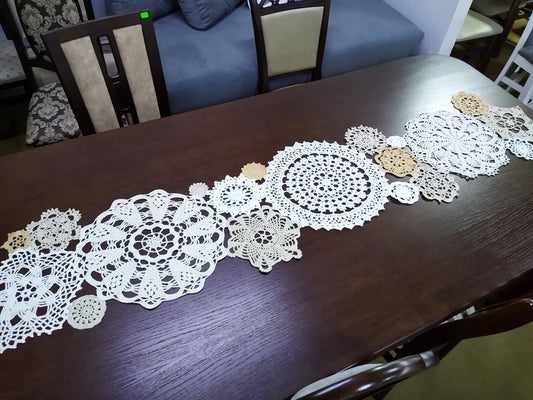 ┬─┬ N°120 Crochet Runner