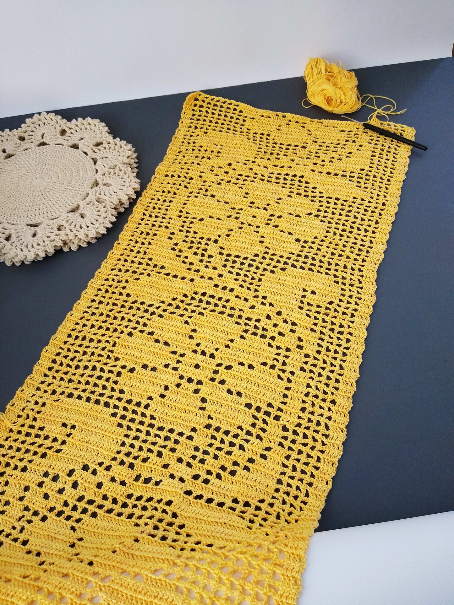 ┬─┬ N°116 Crochet Runner