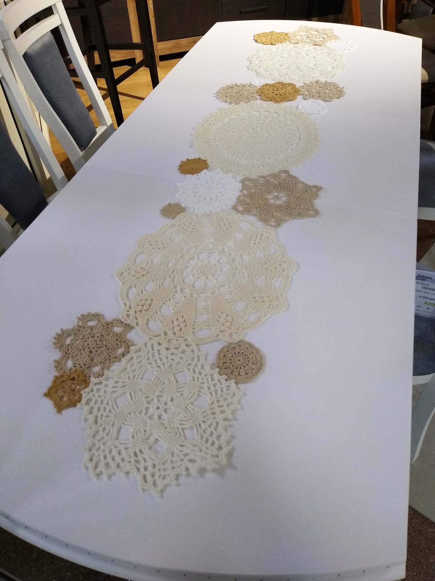 ┬─┬ N°120 Crochet Runner