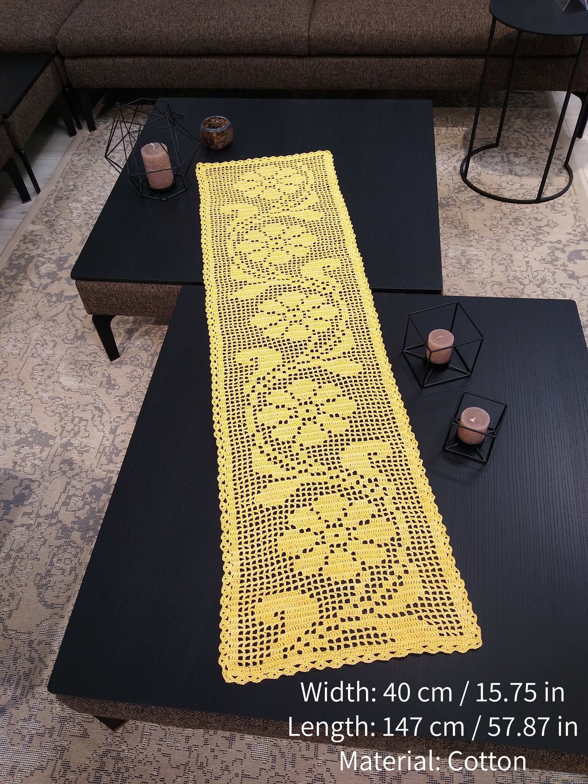 ┬─┬ N°116 Crochet Runner