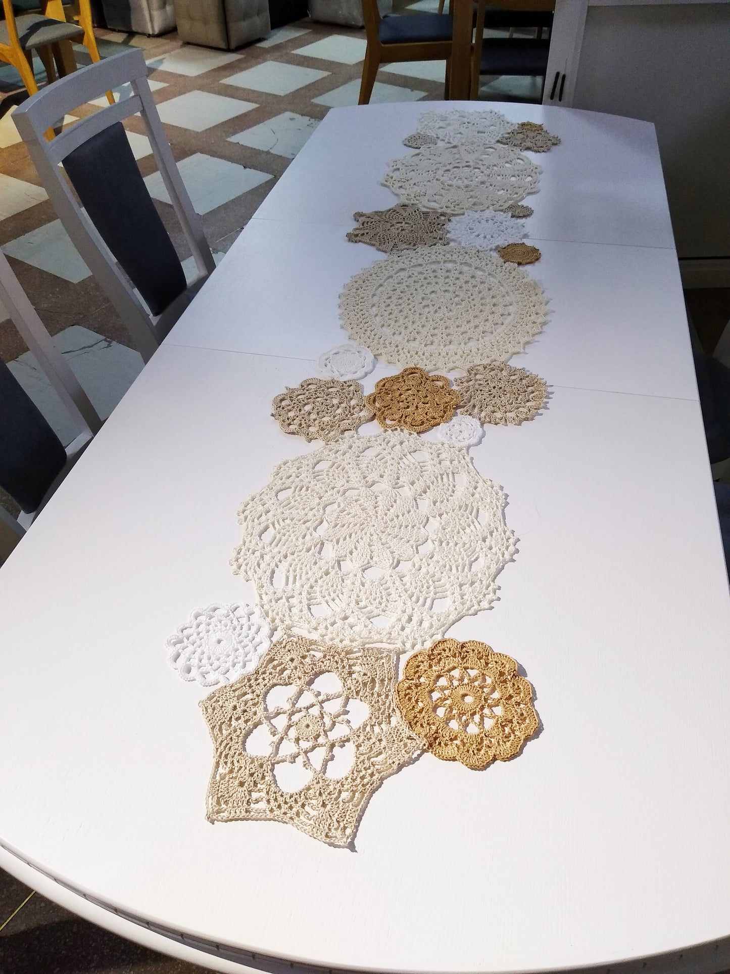 ┬─┬ N°120 Crochet Runner