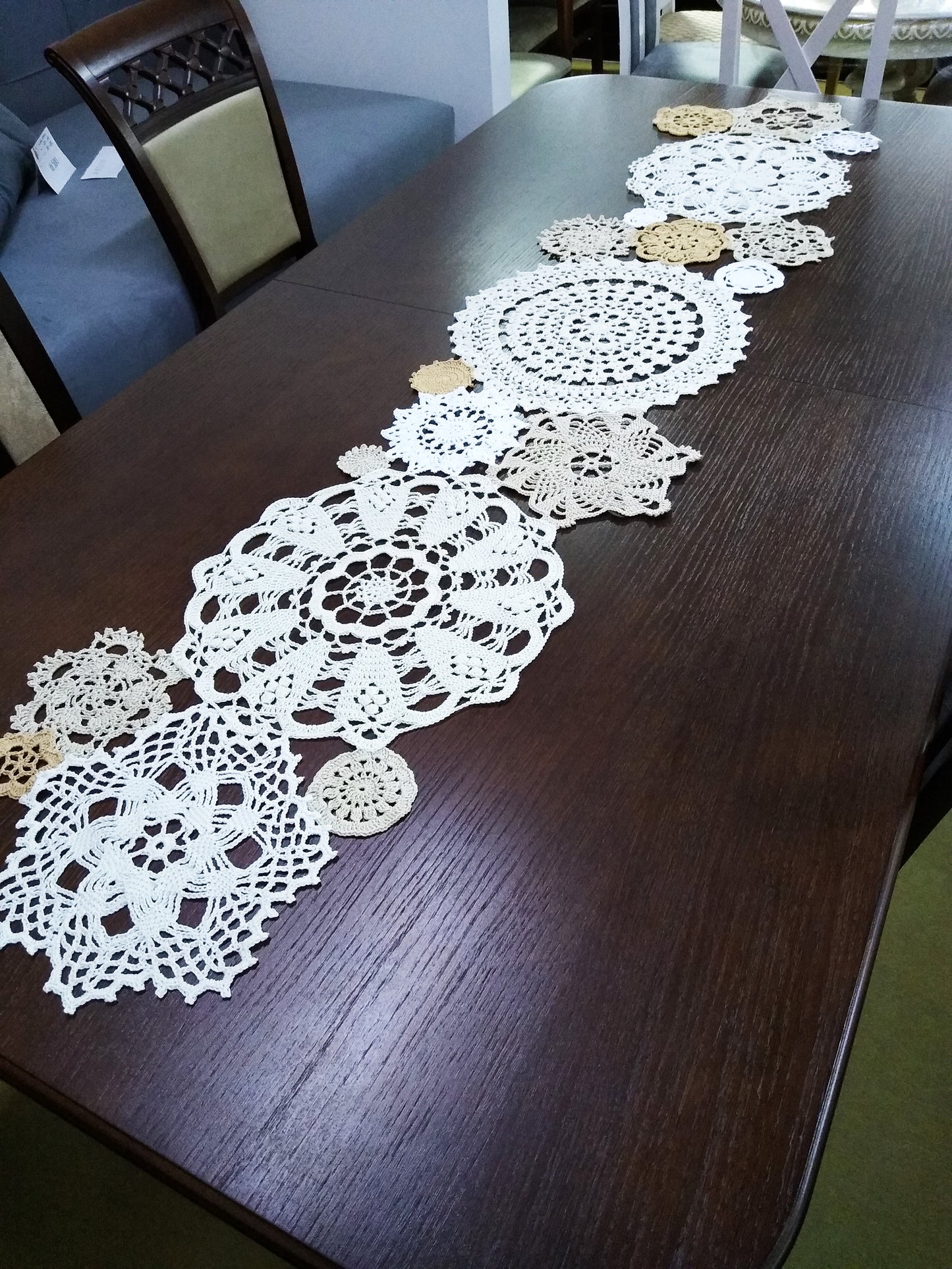┬─┬ N°120 Crochet Runner