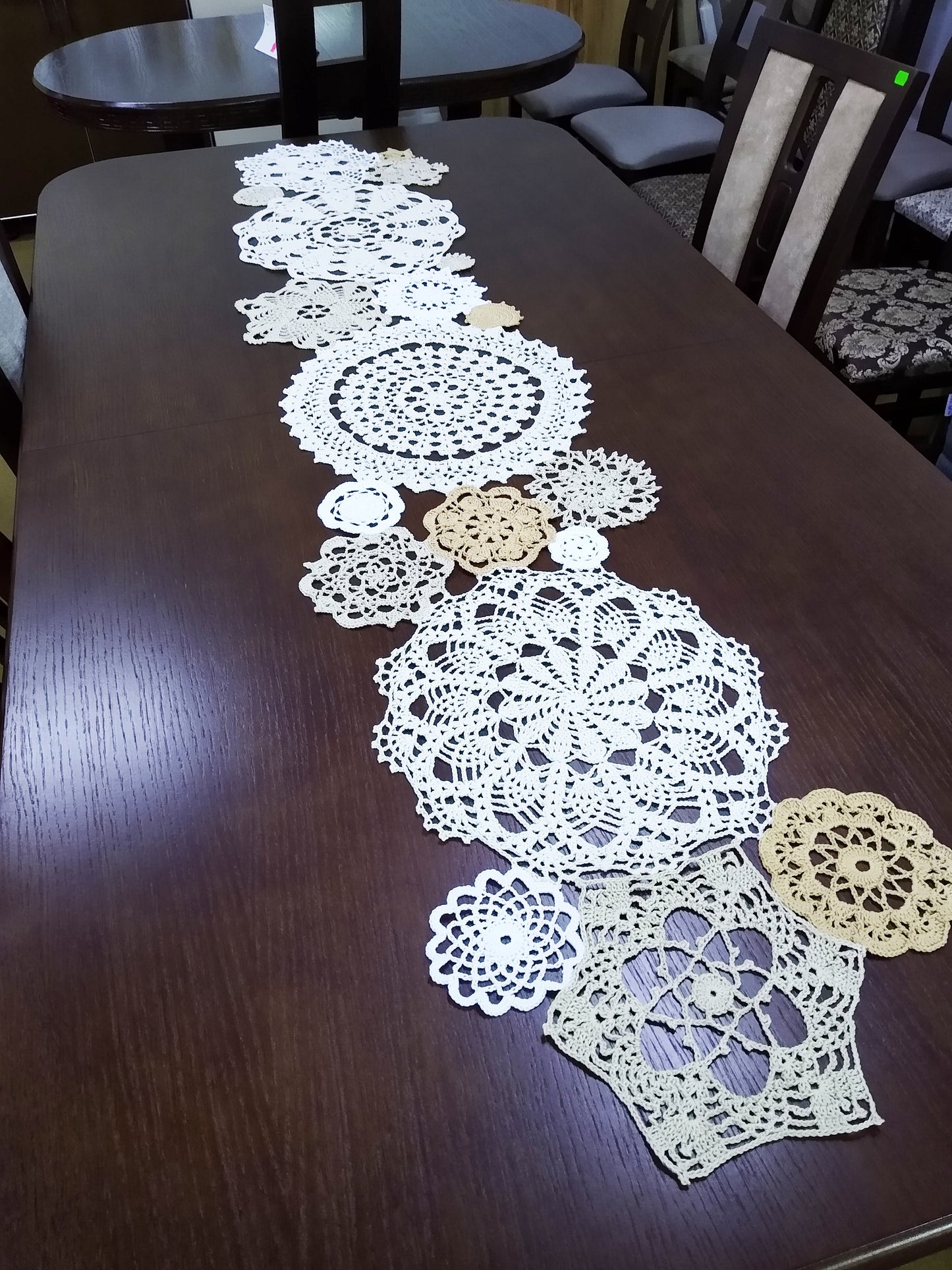 ┬─┬ N°120 Crochet Runner