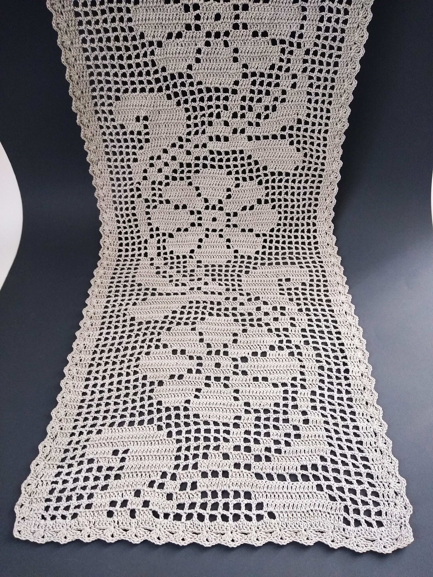 ┬─┬ N°116 Crochet Runner