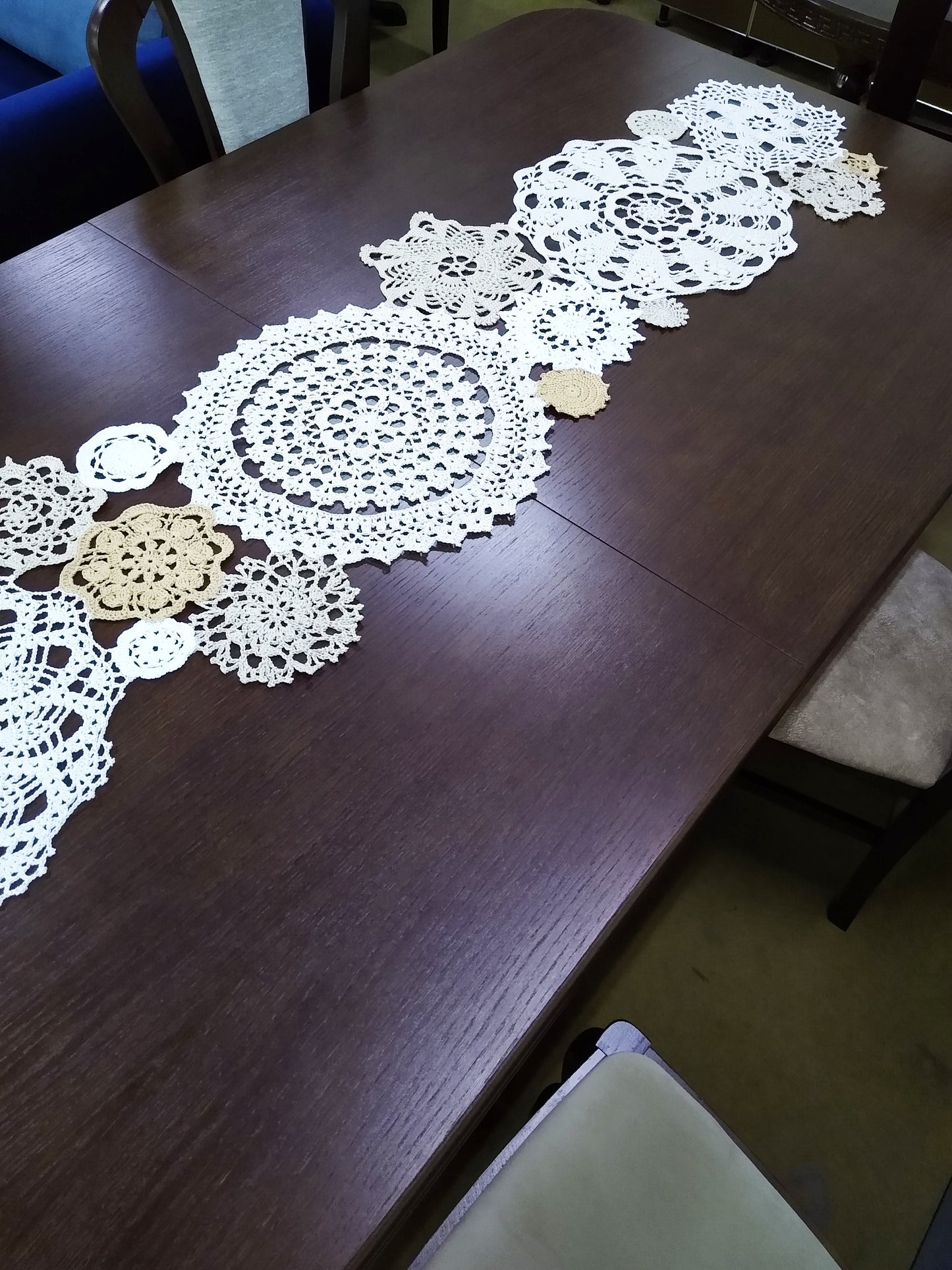 ┬─┬ N°120 Crochet Runner