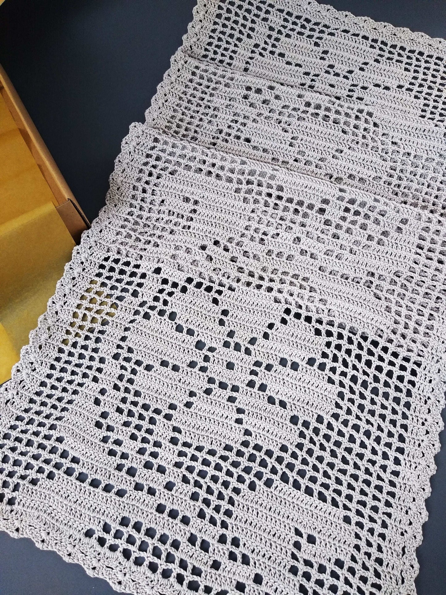 ┬─┬ N°116 Crochet Runner