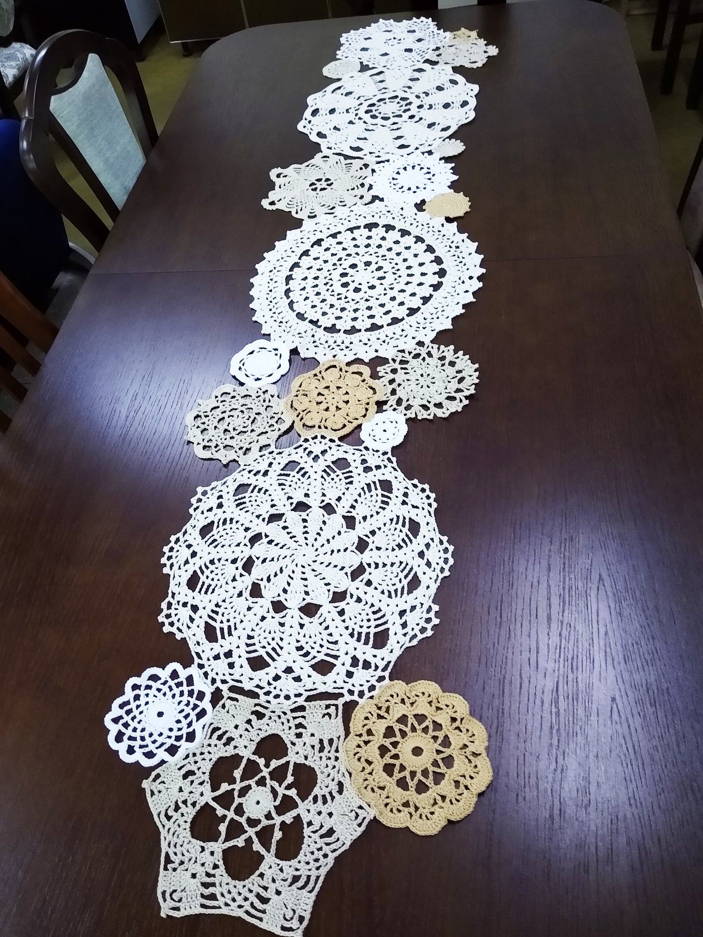 ┬─┬ N°120 Crochet Runner