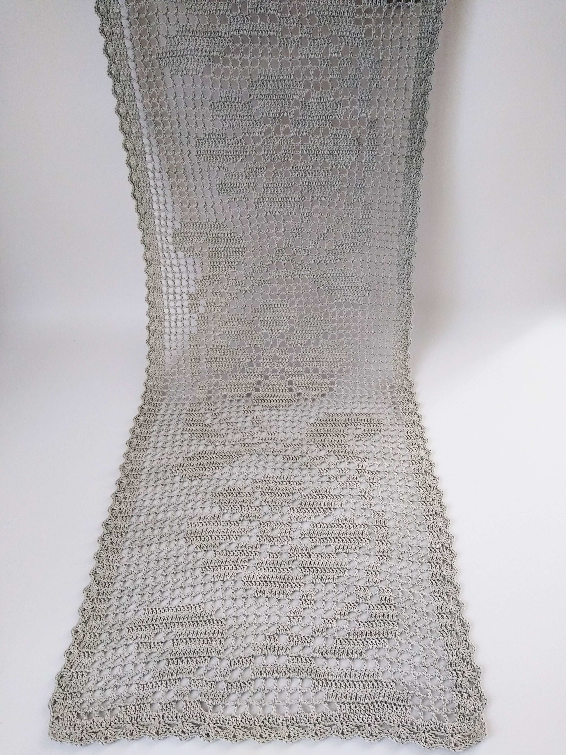 ┬─┬ N°116 Crochet Runner