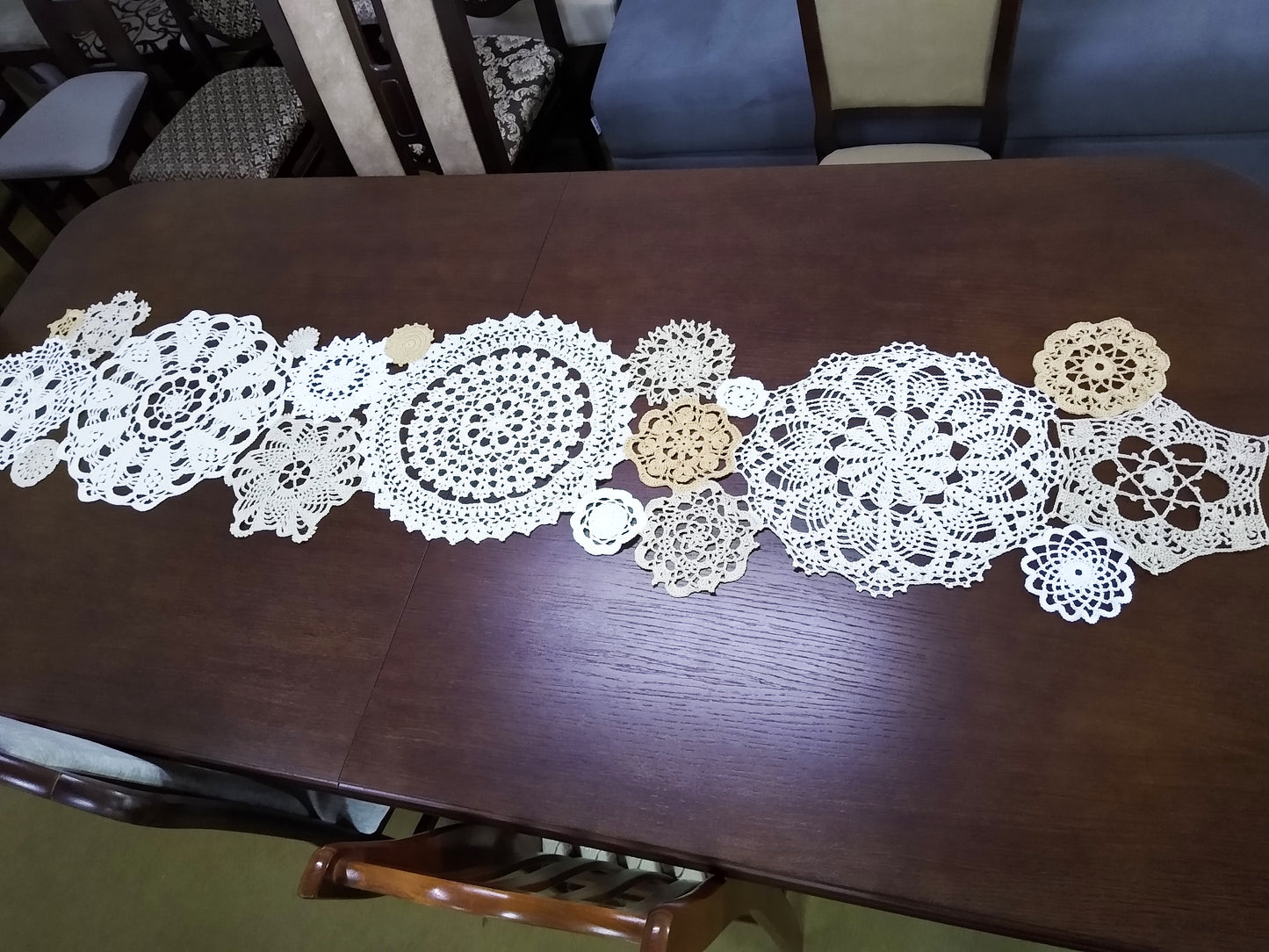 ┬─┬ N°120 Crochet Runner