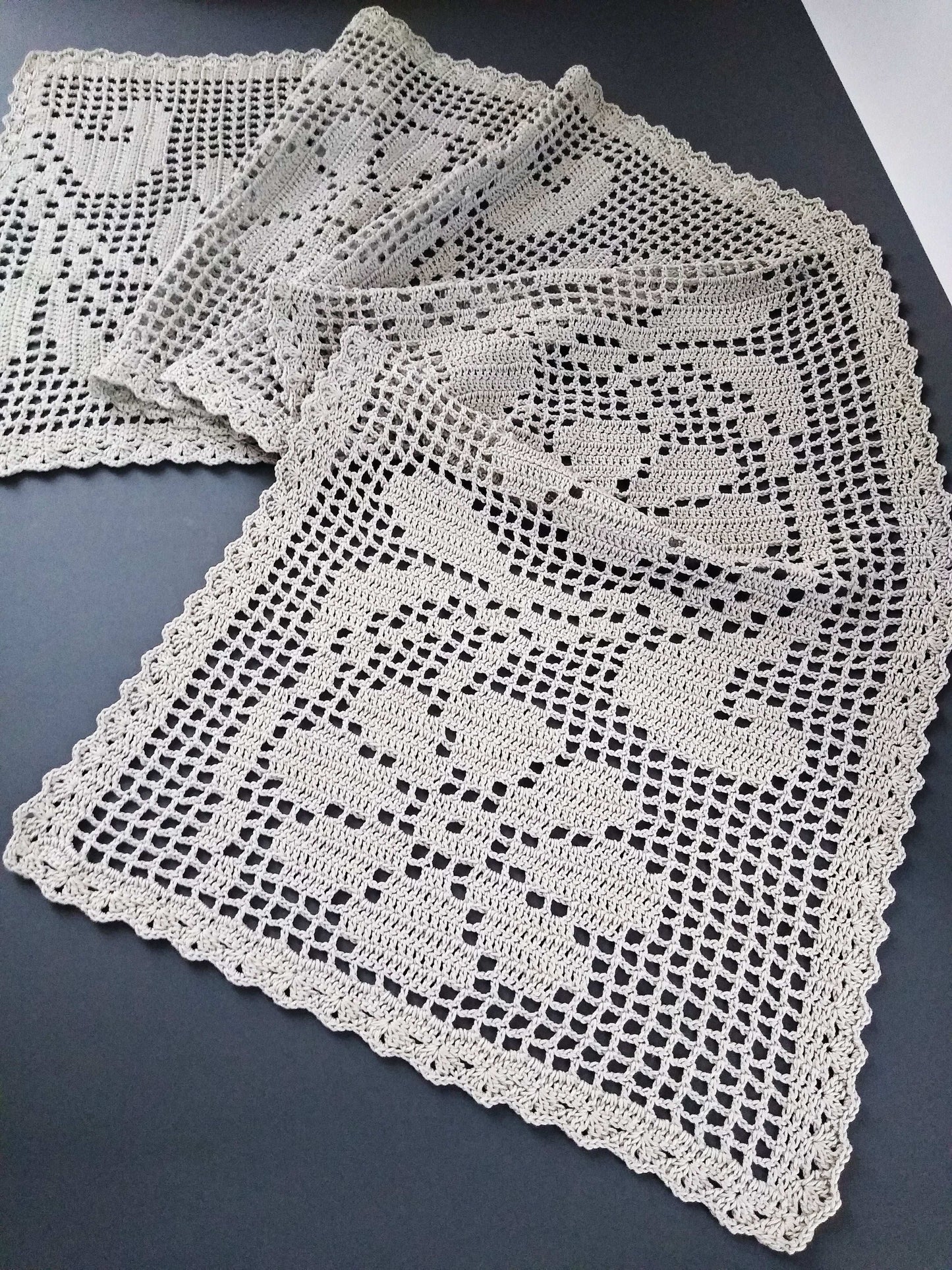 ┬─┬ N°116 Crochet Runner