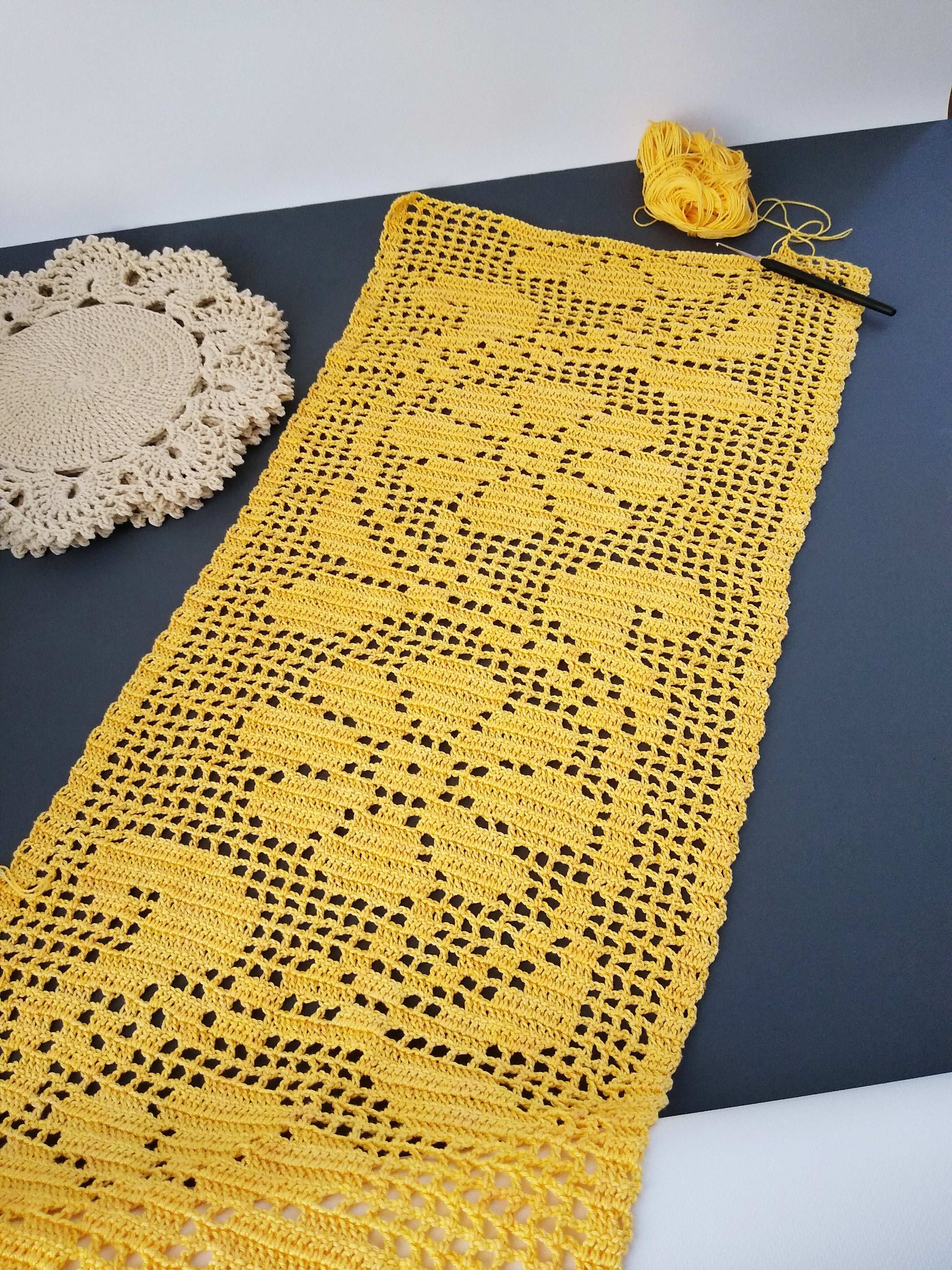 ┬─┬ N°116 Crochet Runner